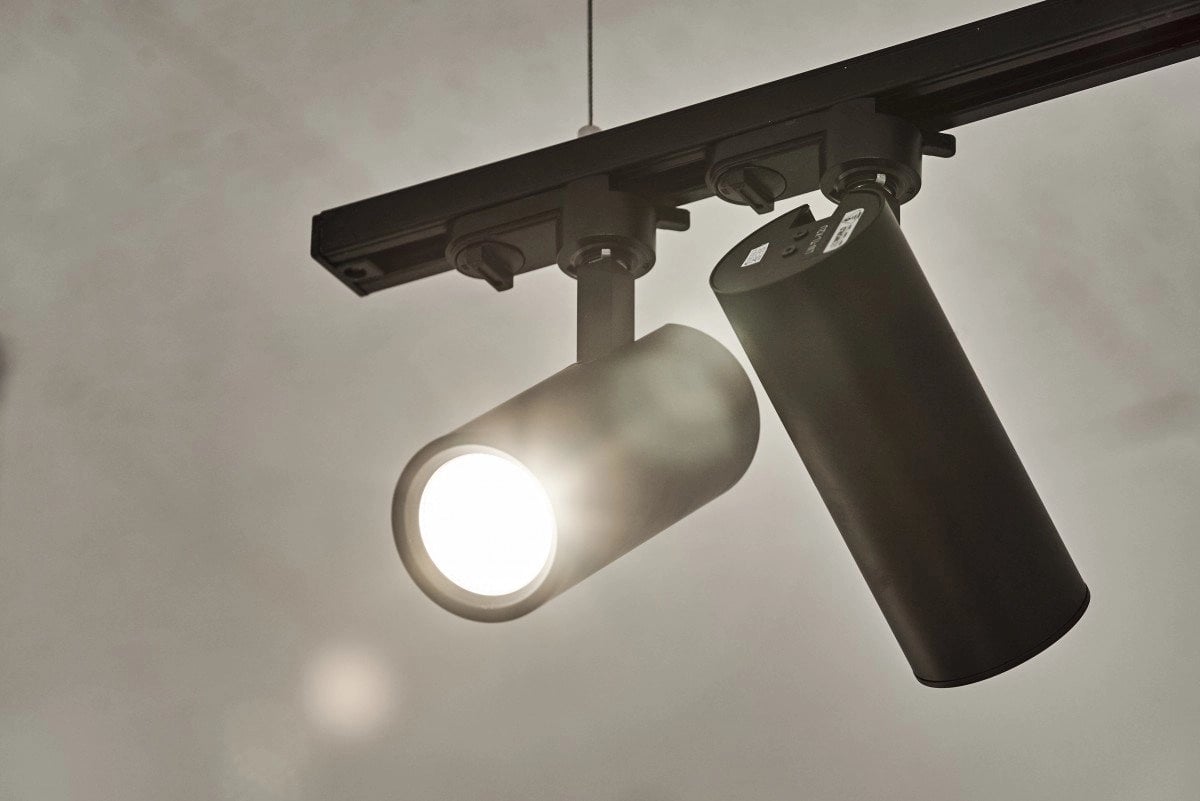 Buy high-CRI track lighting for modern hair salons in North Carolina