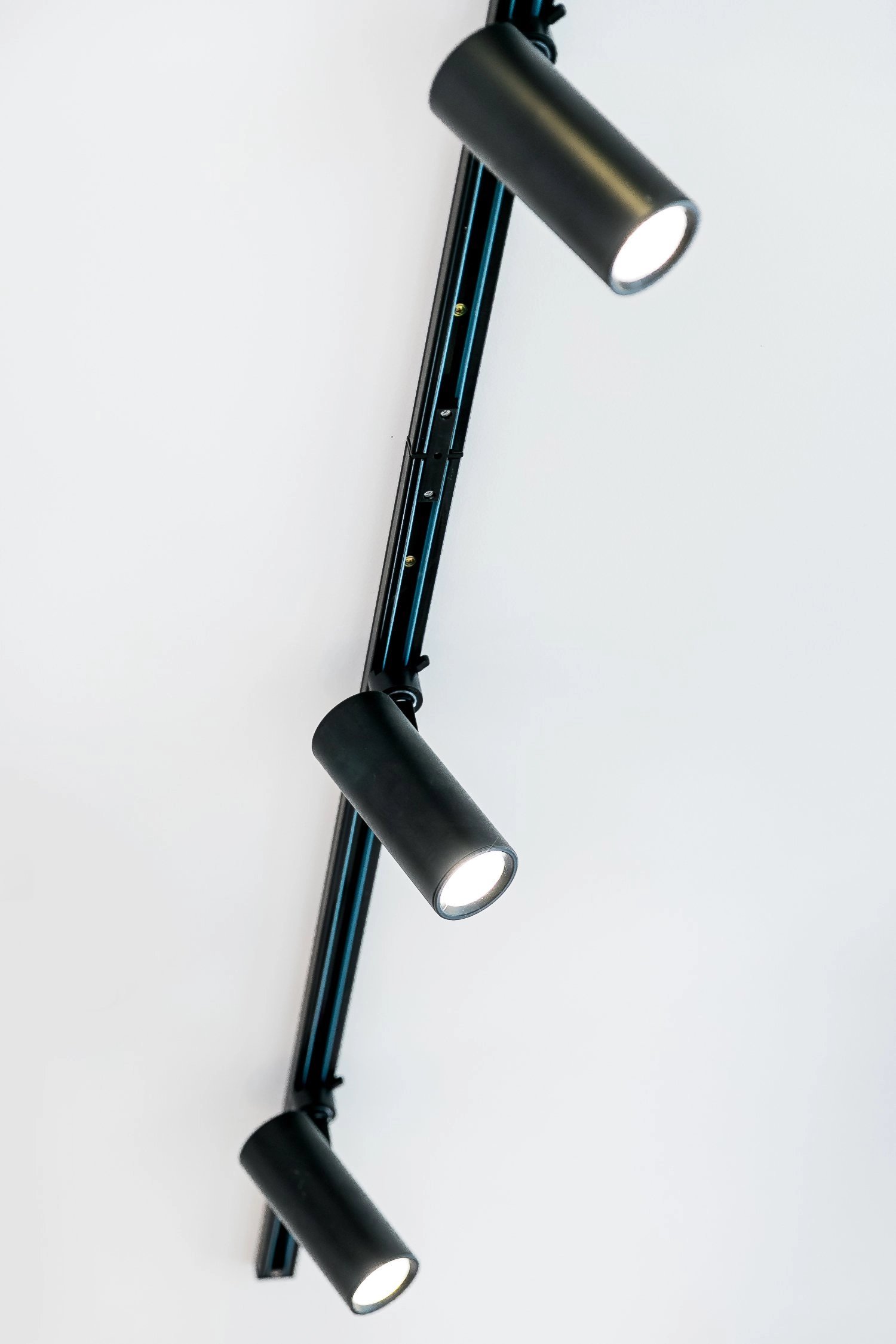 Retail track lighting price and supplier guide for beauty and lifestyle boutiques in Georgia